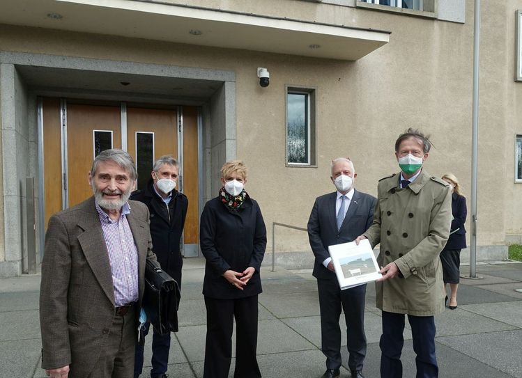 V.l.: Gottfried Gäbel (BI Kreisel), die Mitglieder des Petitionsausschusses Frank Richter (SPD), Ines Kummer (B90/Grüne) und Hans-Jürgen Zickler (AfD) sowie Landtagspräsident Matthias Rößler. Foto: Schramm