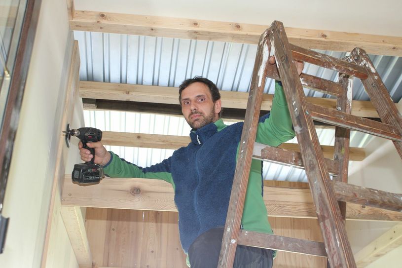 Björn Enders in dem Tiny House, dass er gerade als Anschauungsobjekt für seine Kunden baut. Foto: T. Keil