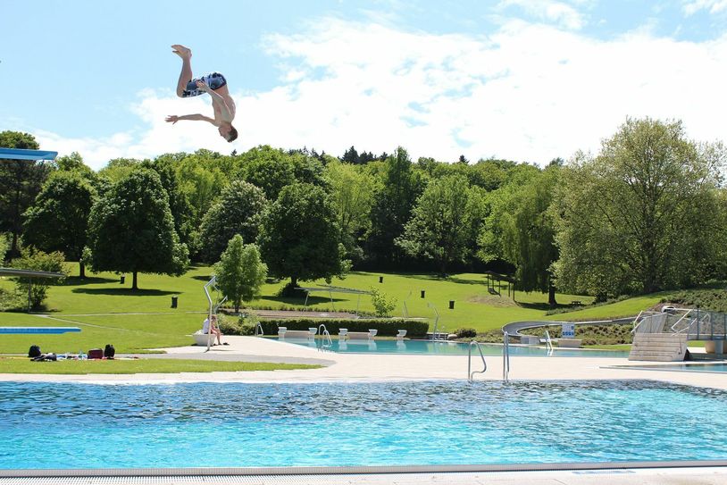 Wann ein Sprung in das kalte Nass wieder möglich sein wird, ist derzeit noch nicht klar. Die Freizeit- und Freibäder jedoch bereiten sich vor. Foto: pixabay