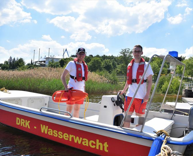 Nico Wildemann, Kinder- und Jugendbeauftragter der Ortsgruppe Senftenberg und Felix Lange auf dem Rettungsboot der Wasserwacht Senftenberg. Mit ihm werden Kontrollfahrten über den See gemacht oder Schwimmer aus dem Wasser gerettet. Foto: asl