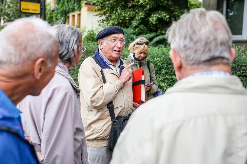 Stadtführer mit Leidenschaft: Conrad Richter (Bildmitte mit rotem Ordner)
