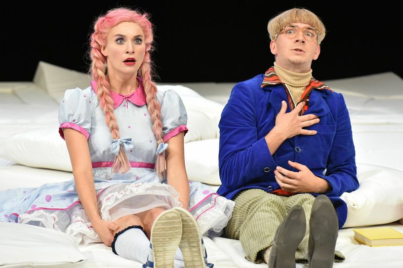 Szenenfoto aus „Die spanische Fliege“ mit Lisa Schützenberger als Wally Burwig und Johannes Kienast als Heinrich Meisel. Foto: Marlies Kross