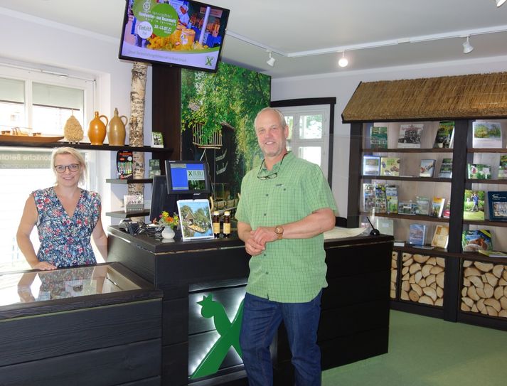 Nicole Schlenger und Ulrich Haferland in der neuen Touristinformation des Spreewald-Kurortes. Foto: K. Möbes
