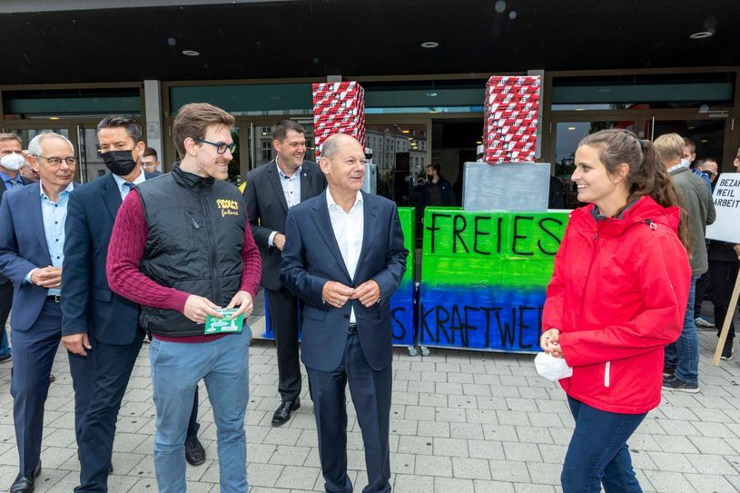 Bundesfinanzminister und SPD-Kanzlerkandidat Olaf Scholz wurde zur Gewerkschaftskonferenz in Cottbus von Auszubildenden des Kraftwerks Jänschwalde empfangen. Foto: Weisflog