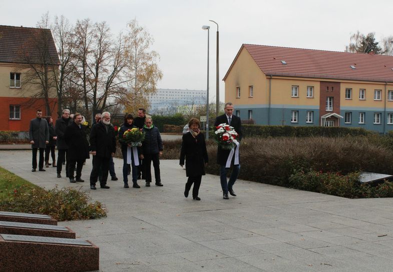 Kranzniederlegung am Sowjetischen Ehrenmal. Vorn: Bürgermeister Andreas Fredrich und die Erste Beigeordnete Teresa Stein. Foto: Stadt Senftenberg/Henry Doll
