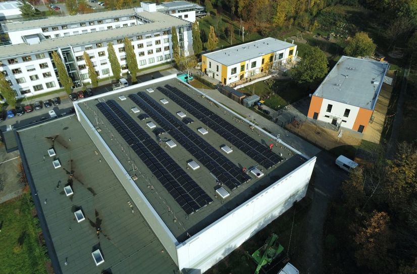 Neue Solaranlage auf dem Dach der Turnhalle auf der Seminarstraße.
