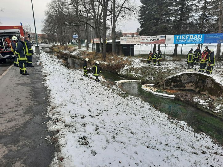 Von der Feuerwehr errichtete Ölsperren in der Polenz.  Foto: Rocci Klein