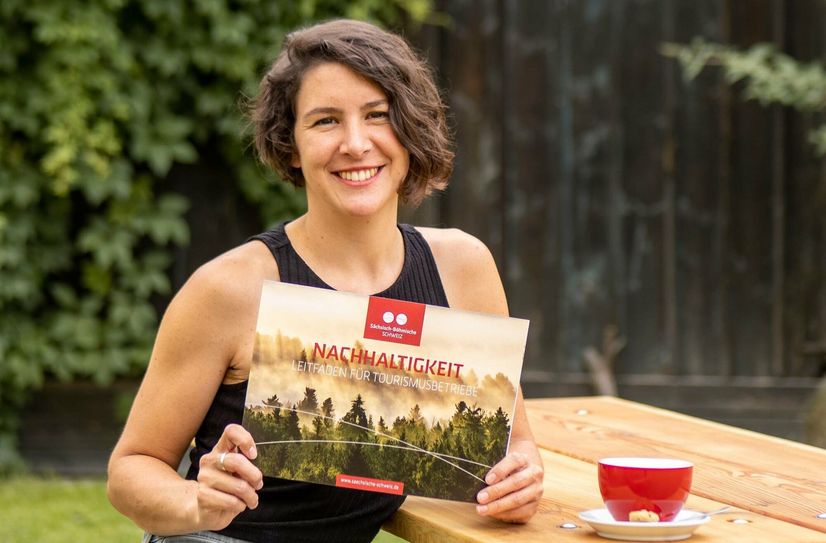 Luisa Adlkofer mit dem Leitfaden Nachhaltigkeit.