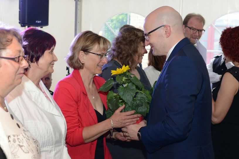 Die neuen Paten des vergangenen Jahres wurden im Sommer 2016 zur Festveranstaltung des zehnjährigen Netzwerk-Jubiläums von Thomas Kralinski, damals Bevollmächtigter des Landes Brandenburg beim Bund, heute Chef der Staatskanzlei Brandenburg, beglückwünscht. (Foto: Steffen Rasche)
