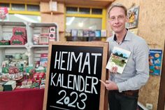 Kalendermann Christian Poser freut sich, dass er den neuen Heimatkalender vorstellen kann.