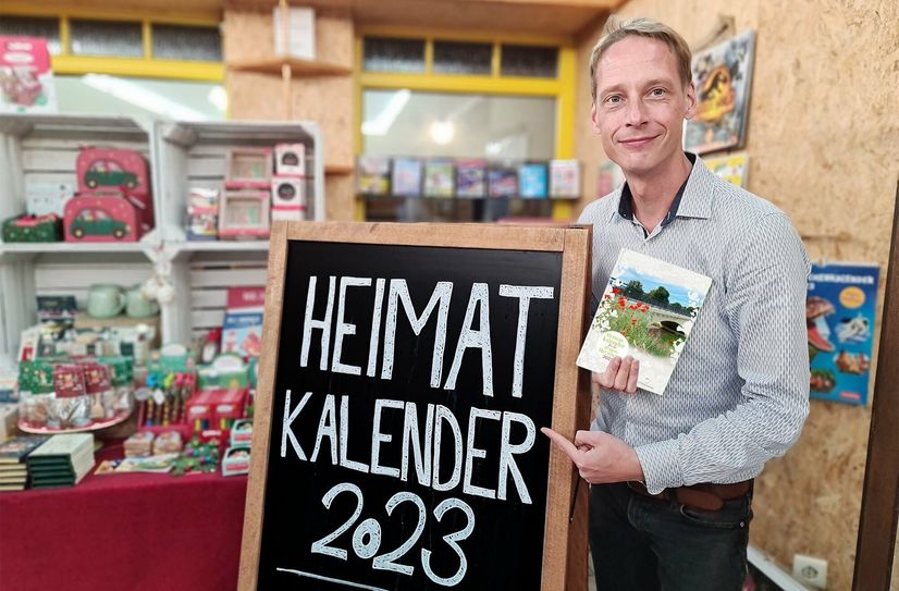 Kalendermann Christian Poser freut sich, dass er den neuen Heimatkalender vorstellen kann.