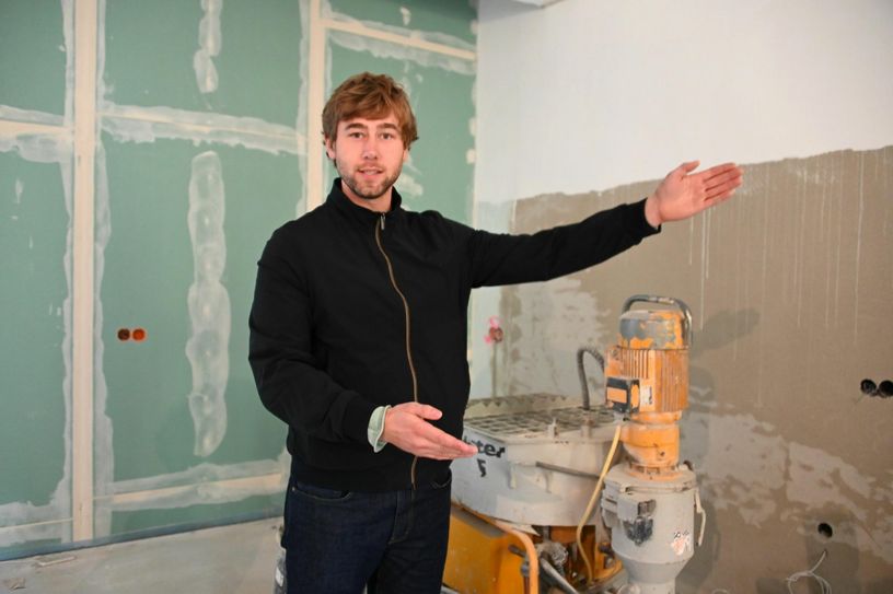Tim Sillack übernimmt die Regie im »Cavalierhaus«. Bei einem Rundgang auf der Baustelle stellt er in der künftigen Küche schon einmal sein Gastronomie-Konzept vor.