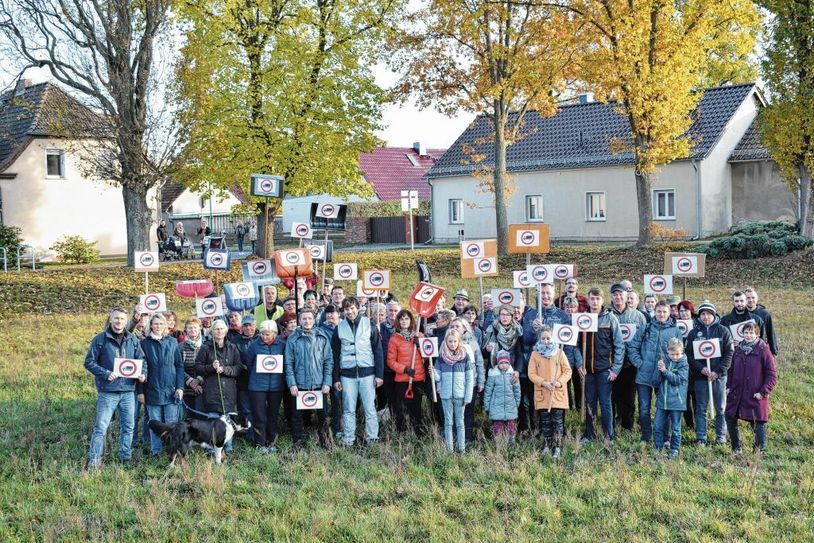 Viele Bürgerinnen und Bürger kamen zusammen, um den Vertretern  von Land,Kreis und Gemeinde zu zeigen, dass sie sich für ein Durchfahrtsverbot für LKWs aussprechen. Fotos: Hartmann