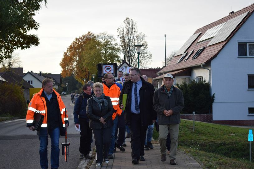 Burger Ortsvorsteherin Veronika Büschel, Revierbeauftragter Dr. Stephan Rohde und Initiator Alfred Schulze bei der Ortsbegehung.