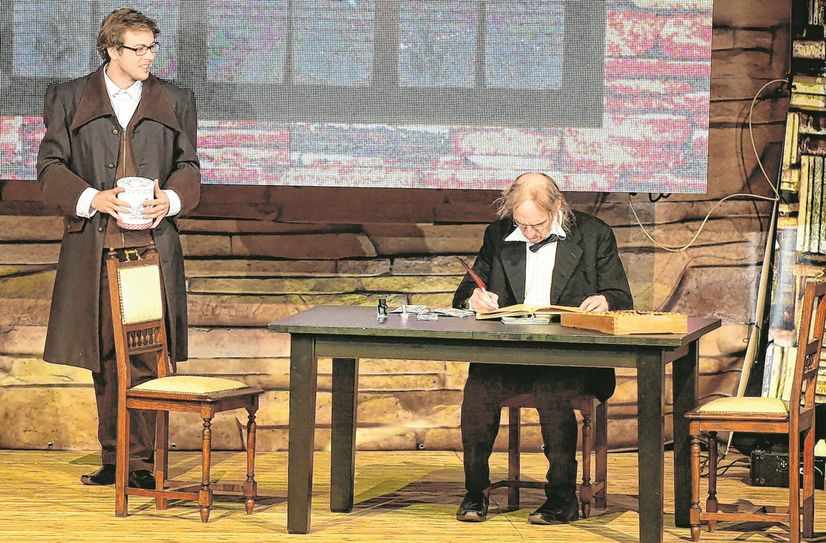 Ebenezer Scrooge (r.) hat keinen Sinn für das Weihnachtsfest. Erst drei Geister bringen ihn zum Umdenken.