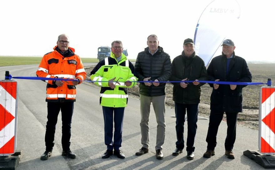 Offizieller Banddurchnitt mit Jörg Frisch/STRABAG, Gerd Richter/LMBV, Bürgermeister Andreas Fredrich, Steffen Philipp und Arnd Kaiser als Vertreter des Ortsteils Sedlitz (v.l.n.r.).
