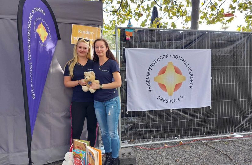 Vanessa Ott (links) mit Susann Dietze beim Einsatz als Kindersuchdienst während des Stadtfestes.
