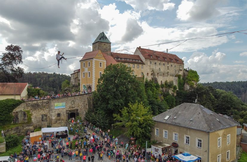 Beim Highline- und Kultufest in Hohnstein sind Seilathleten in schwindelerregenden Höhen und ein buntes Familienprogramm zu erleben.