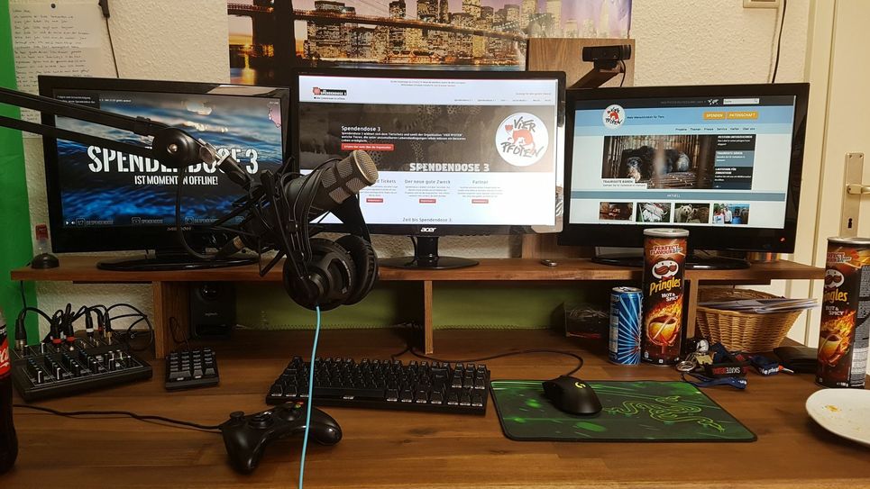 So sieht das Setup von Maximilian Hartmann aus. Mit nur einem Monitor würde es nicht funktionieren. Auf einem Bildschirm läuft das Spiel, ein zweiter ist für den Chat reserviert, um mit den Zuschauern in Verbindung zu bleiben und auf Monitor drei ist der Rest der Technik, beispielsweise das Streamingprogramm zu sehen. Foto: Maximilian Hartmann