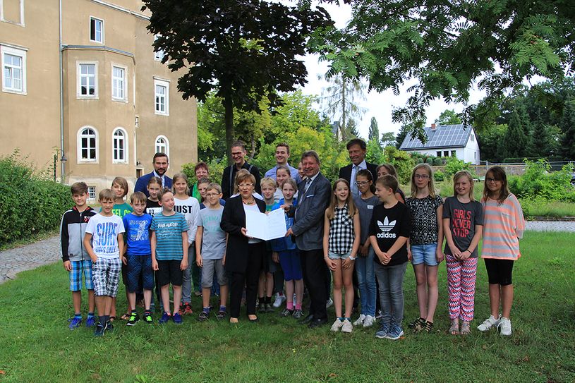 Fördermittelübergabe mit viel Politprominenz und der Klasse 6/2. Die Schüler(innen) wollen demnächst bei der KIKA-Show „Die beste Klasse Deutschlands“ mitmachen. Foto: asc
