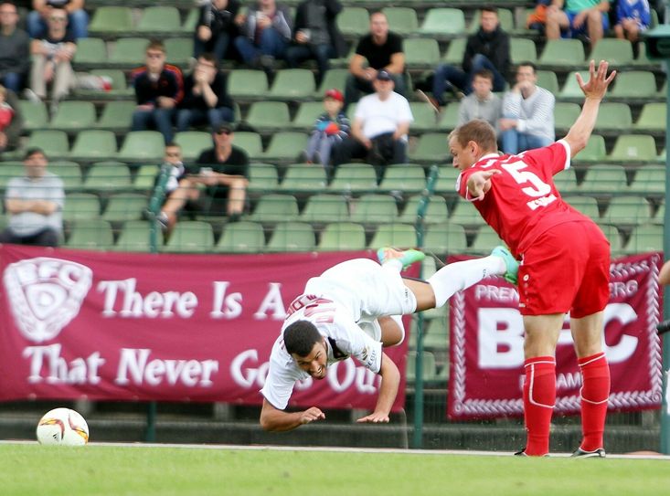 Die Situation, die zum spielentscheidenden Elfmeter für den BFC Dynamo führte: Budissa-Spieler Christoph Klippel (rechts) steht nur neben Orhan Yildirim (links), greift ihn nicht an – der Berliner fällt trotzdem. Foto: Zettl