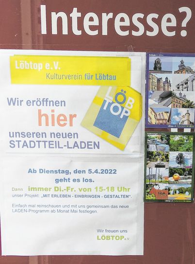 Ein Aushang an der Tür des neuen Stadtteiltreffs macht auf die Wiedereröffnung aufmerksam.