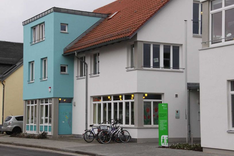 Der bestehende vorgelagerte Bau wurde im Zuge der Arbeiten innen saniert. Foto: jho