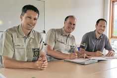 Thomas Kunack, Bürgermeister von Bad Schandau (re.), unterschrieb mit Landesforstpräsident Utz Hempfling (Mitte) im Beisein von Nationalparkleiter Ulf Zimmermann die Verwaltungsvereinbarung.