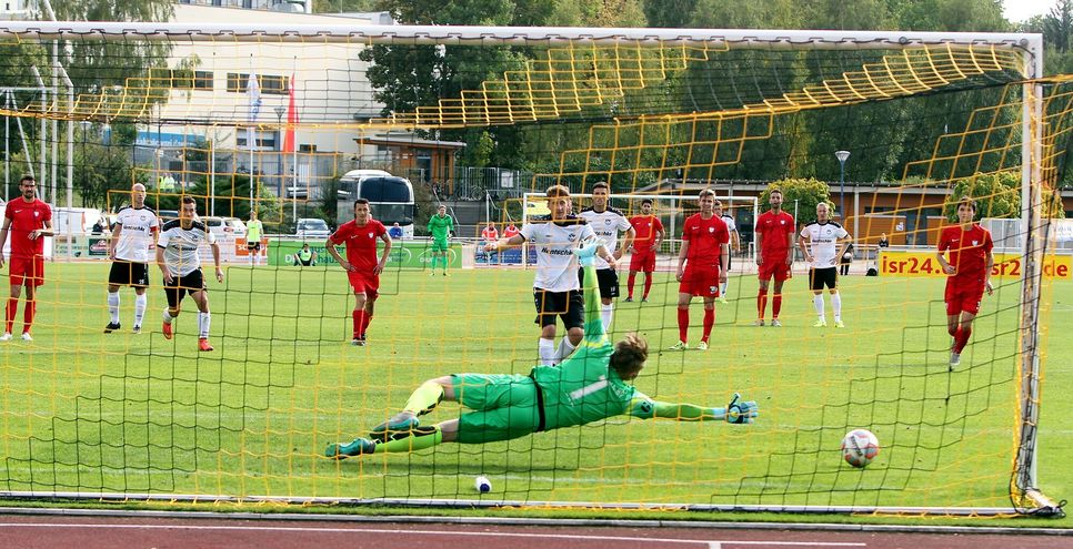 Torwart Justin Merz kommt zu spät – Martin Hoßmang versenkt auch den zweiten Elfer souverän. Foto: Zettl