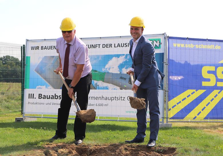 Landrat Bernd Lange (links) und ATN-Geschäftsführer Torsten Hölzel beim 1. Spatenstich. Foto: ATN Hölzel GmbH