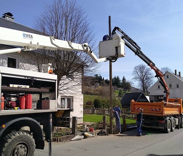 Im Ortsteil Schönbach ließ die Stadt Sebnitz jetzt den Leuchtenkopf einer Straßenlampe gegen eine LED-Leuchte austauschen.