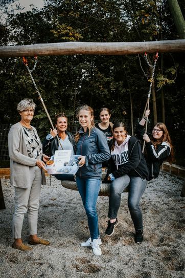 Cornelia Wipp, Leiterin der AWO-I-Kita »Wichtel«, und Nicole Lehmann, AWO Jugendarbeit, mit Schülerinnen der Näh-AG an der Ehm-Welk-Oberschule (v.l.n.r.). Foto: Karolin Holz