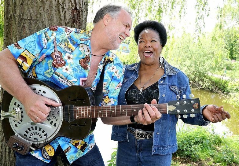 Dirk Theege (li.) von der Farmersroad Blues Band wird zusammen mit Janice Harington (re.) auftreten.