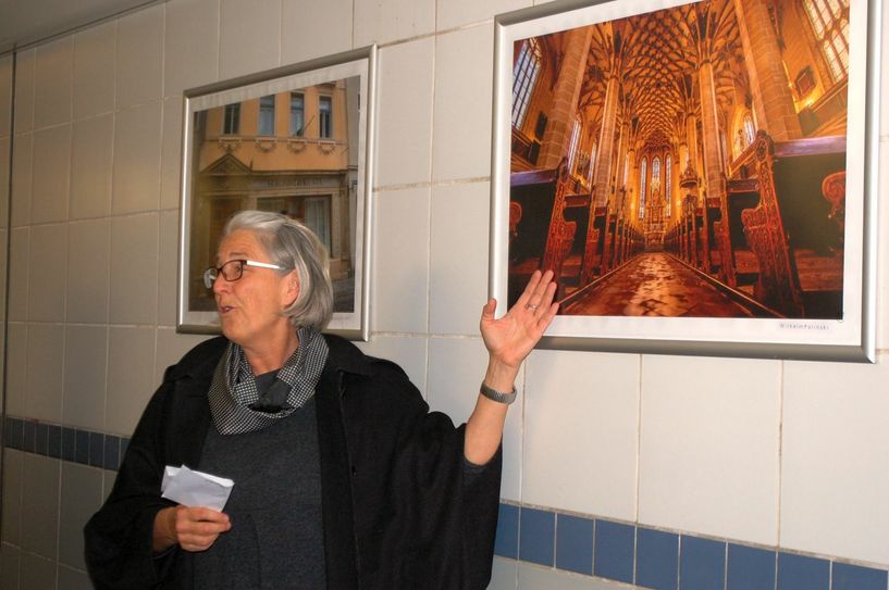 Christiane Stoebe bei der Eröffnung der Fotogalerie in der Bahnunterführung im vorigen Jahr.                         Foto: Wo