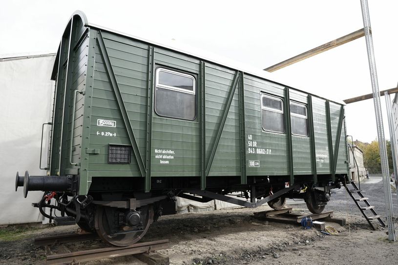 Der Waggon wurde in monatelanger Arbeit restauriert. Die ersten drei Bilder zeigen den Begleitwaggon der ehemaligen Transportpolizei in neuem Glanz, die Fotos vier bis sechs zeigen den alten Zustand. Fotos: bao GmbH
