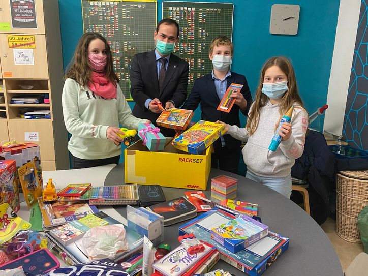 Die Forster Grundschüler Stella, Max und Chiara üben gemeinsam mit dem Geschäftsführer vom Sana-Herzzentrum Cottbus praktische Solidarität: »Wir haben daran gedacht, was wäre, wenn uns das passieren würde.« Foto: Tudyka.PR