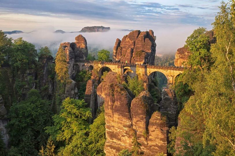 Die Basteibrücke oberhalb von Rathen - ein Wahrzeichen der Sächsischen Schweiz.   Foto: Grundmann