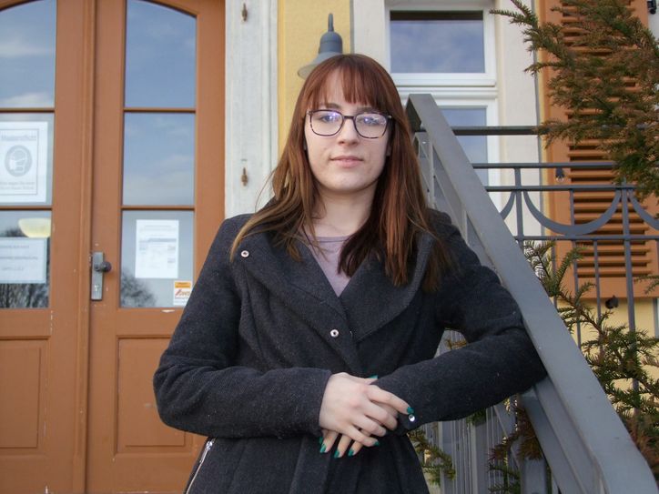 Clara Scheffler vor dem Bernsdorfer Rathaus. Foto: Rainer Könen