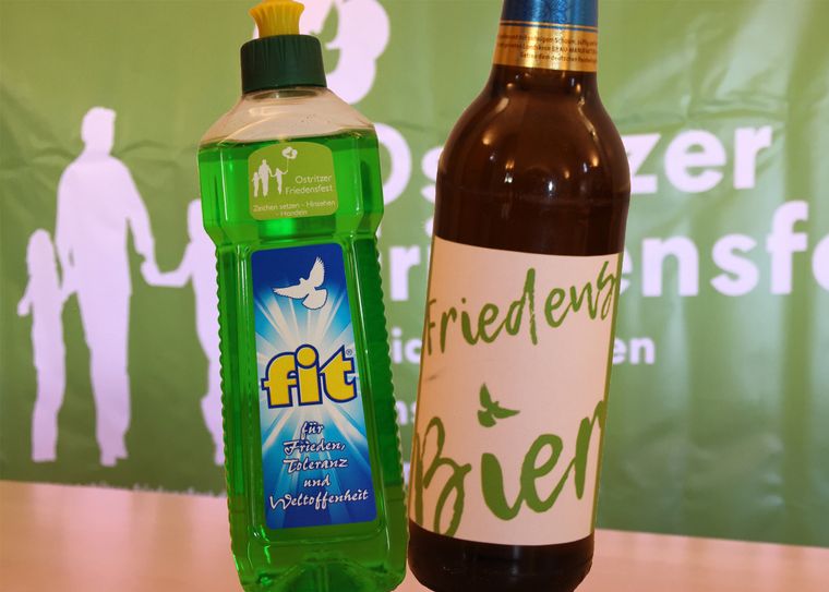 Mit dem „Friedensbier“ (rechts, zu sehen ein erster Entwurf) und dem „Friedens-Spülmittel“ (links) setzen Landskron und fit ein Zeichen für Frieden, Toleranz und Weltoffenheit. Fotos: Keil/Kremser; Montage: WochenKurier