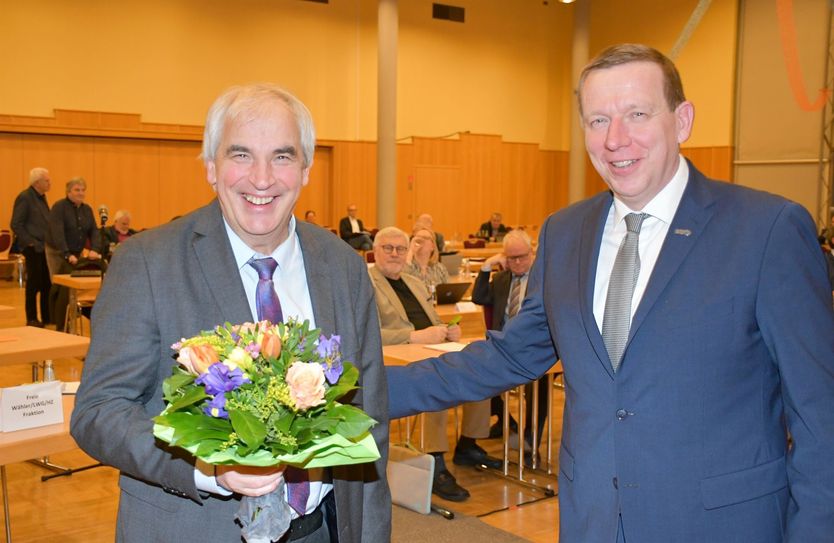 Landrat Christian Jaschinski (r.) dankte Peter Hans für seine geleistete Arbeit. 
 Foto: Pressetelle Kreisverwaltung