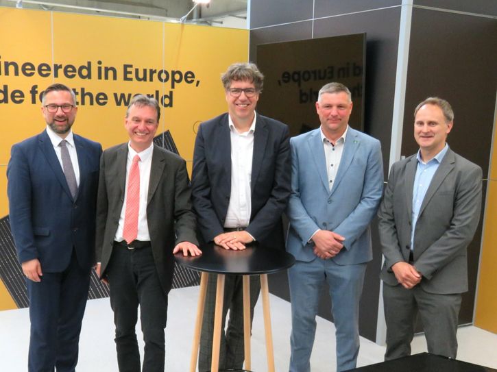 Sachsens Wirtschaftsminister Martin Dulig, CEO Wilhelm Stein, Staatssekretär Michael Kellner, Bürgermeister Rico Pfeiffer und Dr. Ing. Uli Christian Blessing, Vice President Product Development Thermal Management vom Investor Mahle Behr GmbH  Co. KG beim Produktionsstart in Ottendorf-Okrilla. Foto: Matthias Stark