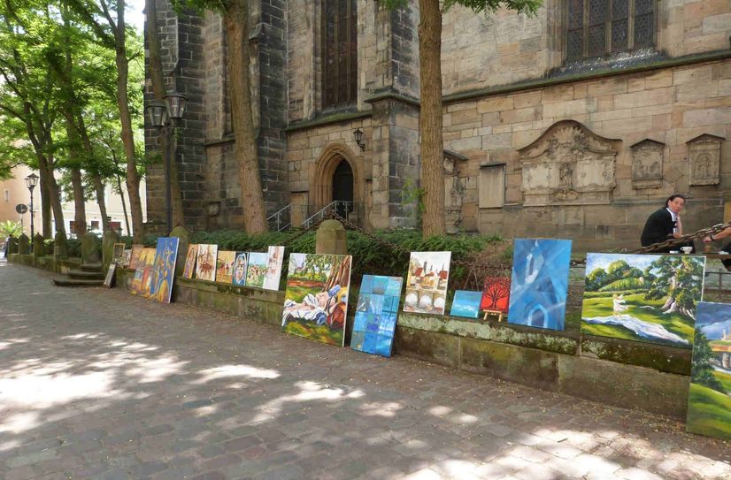 Der Kirchplatz wird zum Freiluft-Atelier.