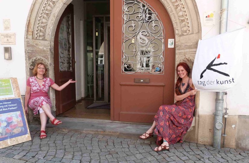 Diese Damen laden ein zur Ausstellung in der Schlossstraße.