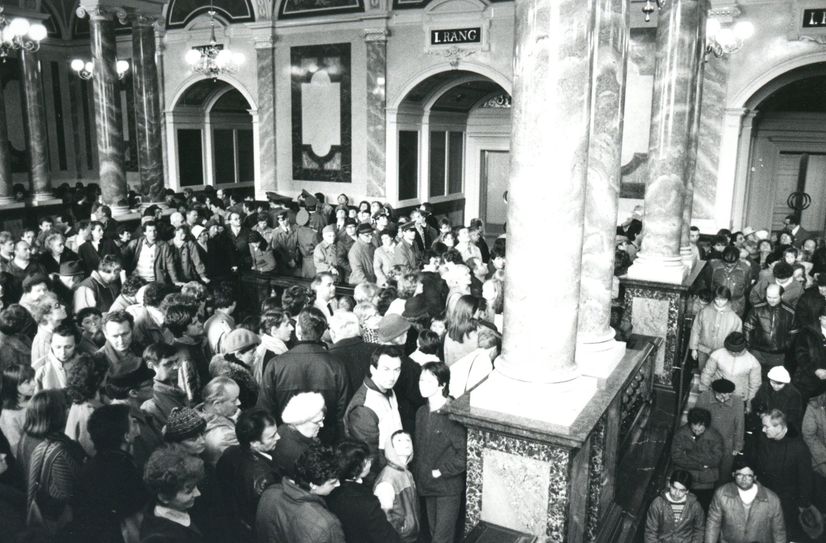 Besucheransturm bei der Wiedereröffnung der rekonstruierten Semperoper 1985.