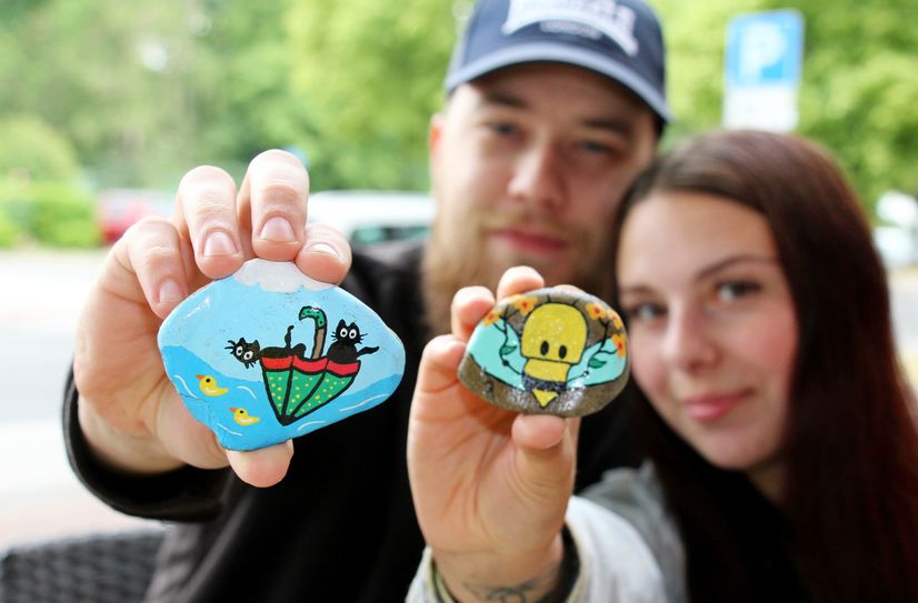 Charles-Adam Kachlock und Laura Lepinat begeistern sich für das Hobby der bunten Wandersteine, von denen hier eine kleine Auswahl zu sehen ist.