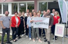 Das Team der Jugendhilfe der Volkssolidarität Riesa-Großenhain e.V. »Hilfen aus einer Hand« hat sich zum 30. Geburtstag nmit ein em neuen namen belohnt. »`Familienkompass` soll die beiden Intensionen: Richtungsweisend und enge Beziehungen, Geborgenheit symbolisch zusammenführen - also auf einen gemeinsamen Weg bringen.