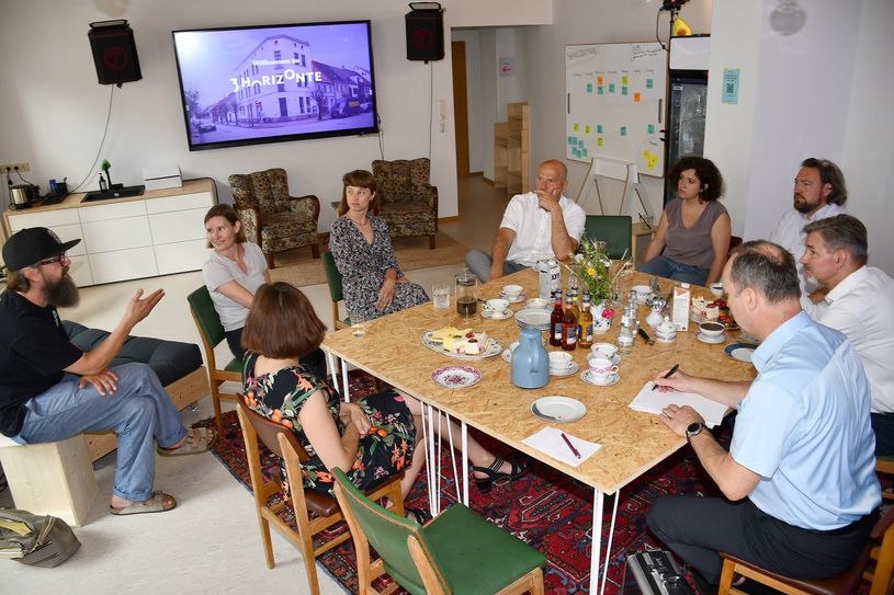 Im Projekthaus von »3Horizonte« in Herzberg erzählten die Akteure den Gästen von WFBB, dem Landkreis und der Stadt vor allem von den bisherigen Coworking-Aktivitäten, Erfahrungen und Plänen für die Zukunft.