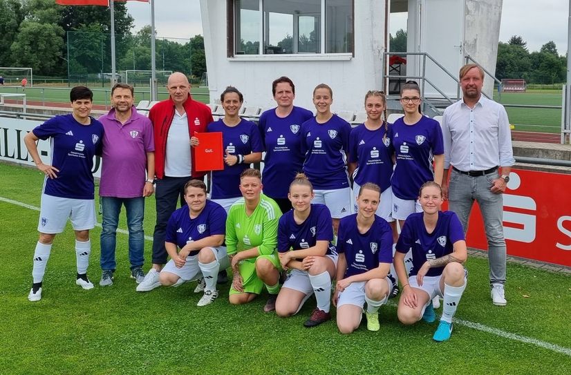 Die VfL-Frauen bei der Übergabe der neuen Trikots mit Joachim Krieg (Regionaldirektor Ostsächsische Sparkasse Dresden, 3.v.l.), Stefan Bohne (Vorstandsvorsitzender VfL Pirna-Copitz, re.) und Rico Martin (Geschäftsführer VfL Pirna-Copitz, 2.v.l.).