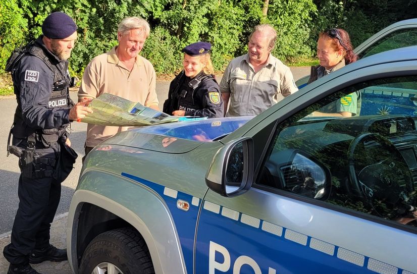 Regelmäßig kontrollieren die Ranger der Nationalpark- und Forstverwaltung die Einhaltung des Feuerverbots, die Polizeidirektion Dresden unterstützt dies nach ihren Möglichkeiten. Grenzübergreifend abgestimmt mit der tschechischen Polizei war dies auch am vergangenen langen Wochenende der Fall.