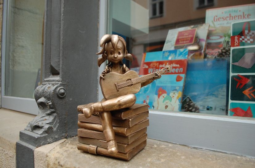 Pine für Kultur an der Stadtbibliothek